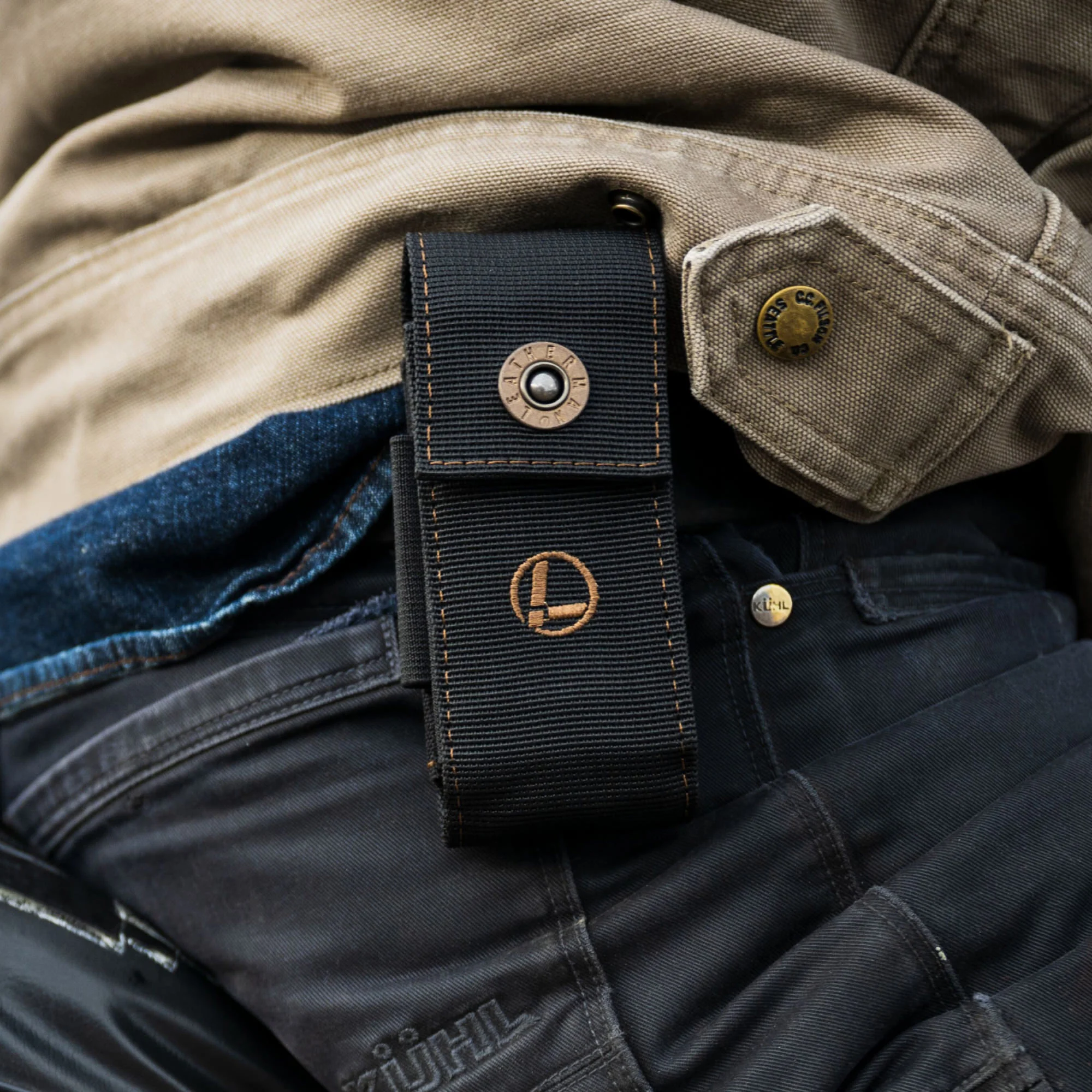 Funda de nailon con bolsillos